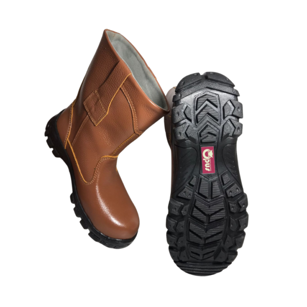 Opus 707 (Tali) Bahan Kulit Sapi yang berkualitas tinggi (100% kulit sapi) Outsole berbahan rubber sehingga kuat dan lentur Warna coklat